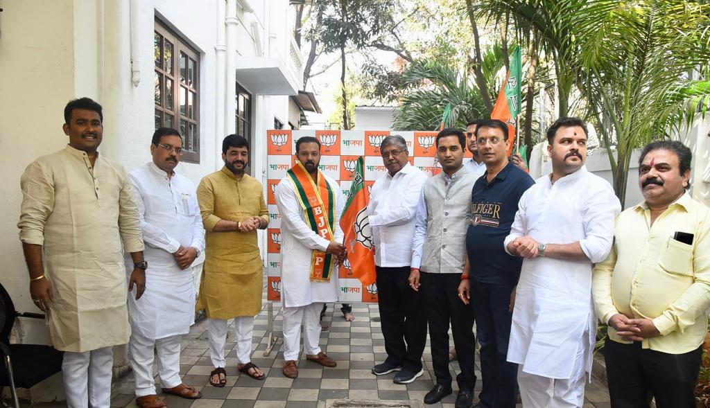 पुणे शहर काँग्रेसला खिंडार कॉंग्रेस मनपा गटनेते अरविंद शिंदेंचे पुतणे प्रणय शिंदेंचा भाजपात प्रवेश पुणे शहर काँग्रेसला खिंडार कॉंग्रेस मनपा गटनेते अरविंद शिंदेंचे पुतणे प्रणय शिंदेंचा भाजपात प्रवेश