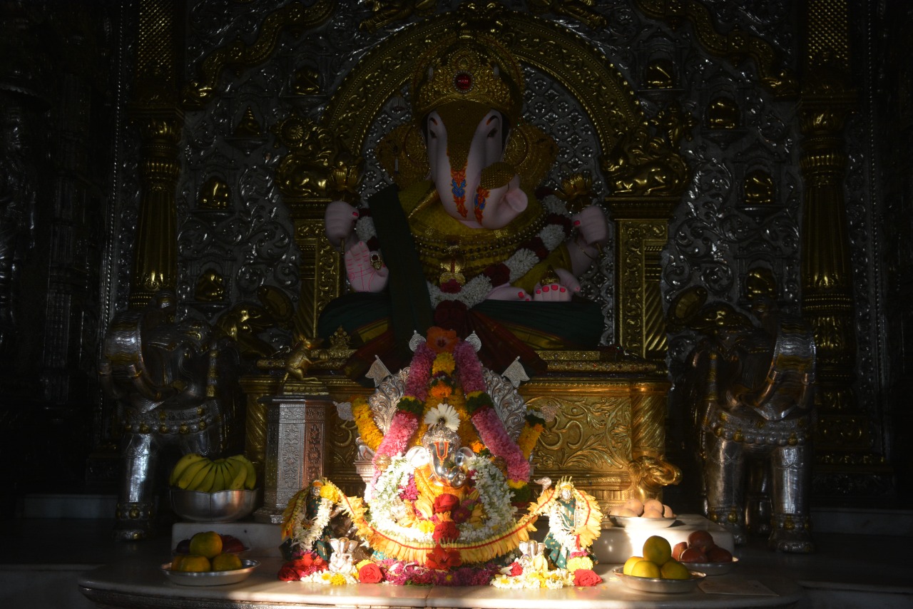 दगडूशेठ गणपती ला ‘सूर्यकिरणांचा महाभिषेक’
