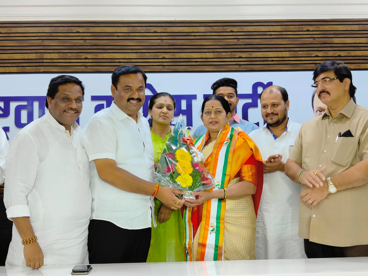 मनसेच्या माजी नगरसेविका जयश्री मारणे यांचा मनसेला धक्का; राष्ट्रवादीत प्रवेश मनसेच्या माजी नगरसेविका जयश्री मारणे यांचा मनसेला धक्का; राष्ट्रवादीत प्रवेश