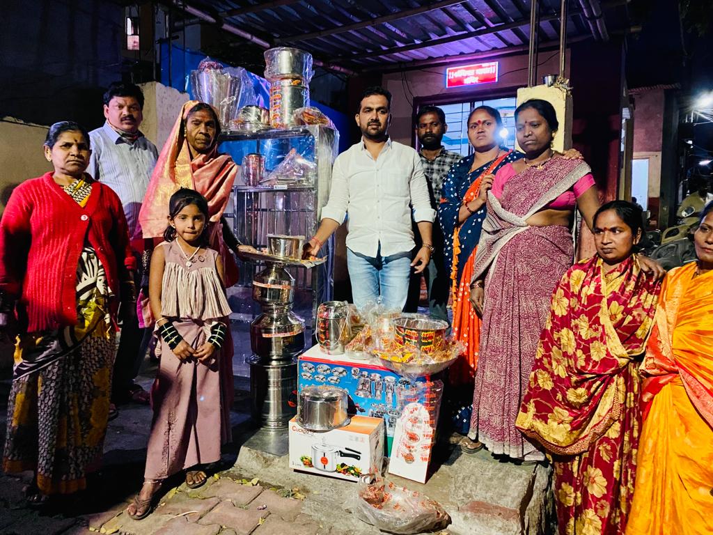 लग्नघरी चोरी झालेल्या कुटुंबाला नगरसेवक किरण दगडे पाटील यांच्याकडून भांड्याची झाल भेट..