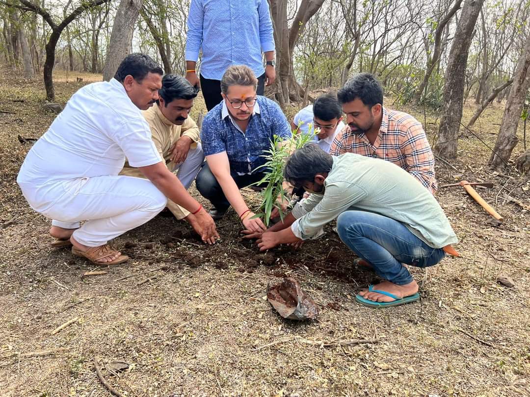 शिवजयंतीनिमित्त एआरएआय टेकडीवर वृक्षांचे रोपण शिवजयंतीनिमित्त एआरएआय टेकडीवर वृक्षांचे रोपण