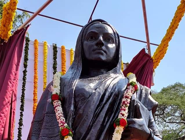 सावित्रीबाई फुलेंच्या 12 फुटी पुतळ्याचे राज्यपालांच्या हस्ते अनावरण