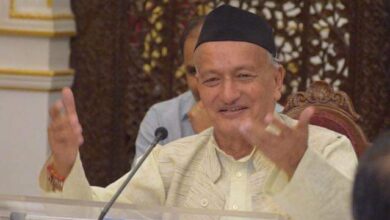 राज्यपालांचा ताफा अडवण्याचा प्रयत्न; काळे झेंडे दाखवले