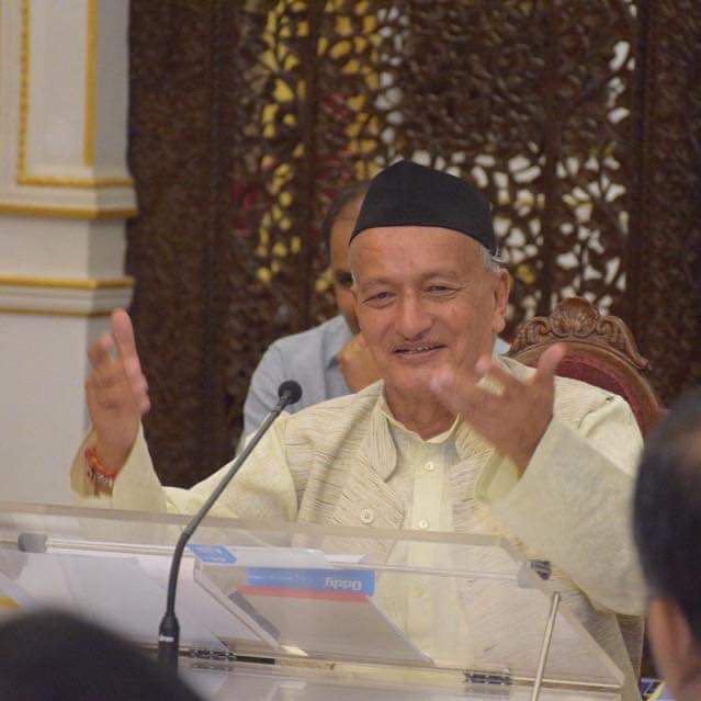 राज्यपालांचा ताफा अडवण्याचा प्रयत्न; काळे झेंडे दाखवले