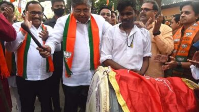 Bjp’s celebration : चंद्रकांत पाटील फुल्ल जोशात, झेंडा घेऊन नाचले, ढोलही वाजवला