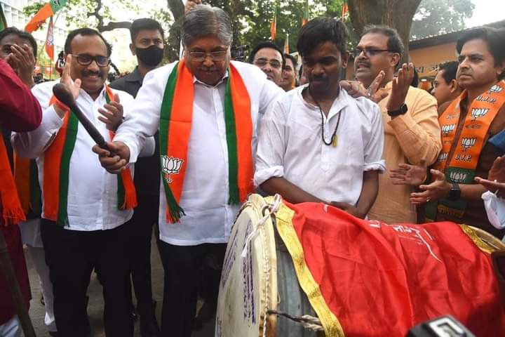 Bjp’s celebration : चंद्रकांत पाटील फुल्ल जोशात, झेंडा घेऊन नाचले, ढोलही वाजवला