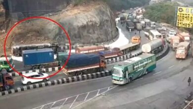 मुंबई-पुणे एक्सप्रेस वेवर केमिकल टँकरचा अपघात; काही किलोमीटरपर्यंत वाहनांच्या रांगा