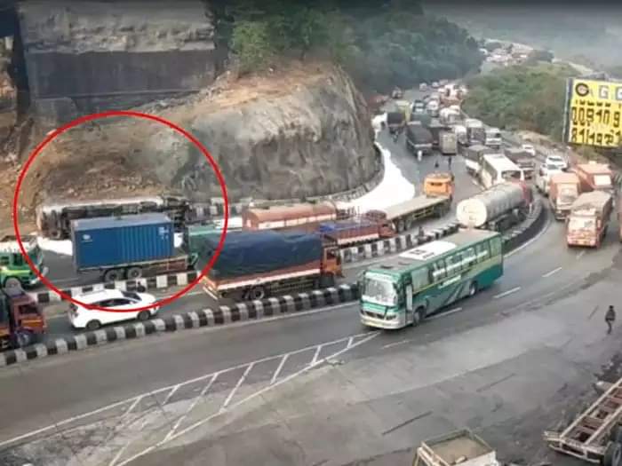 मुंबई-पुणे एक्सप्रेस वेवर केमिकल टँकरचा अपघात; काही किलोमीटरपर्यंत वाहनांच्या रांगा