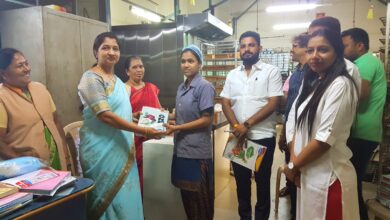 कर्वे संस्थेत कमवा व शिका योजने अंतर्गत शिक्षण घेणाऱ्या मुलींचा महिला दिनी सन्मान..