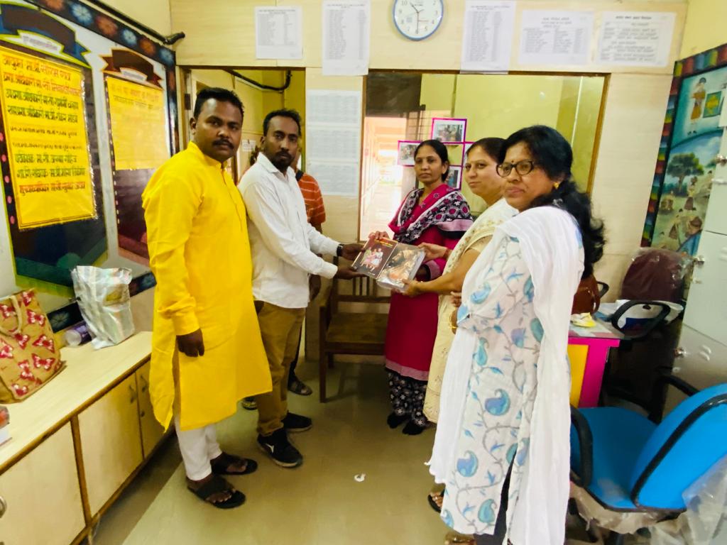 छत्रपती शिवाजी महाराज जयंती नाचुन नाही पुस्तके वाचुन ; मोरया मित्र मंडळाचा स्तुत्य उपक्रम..