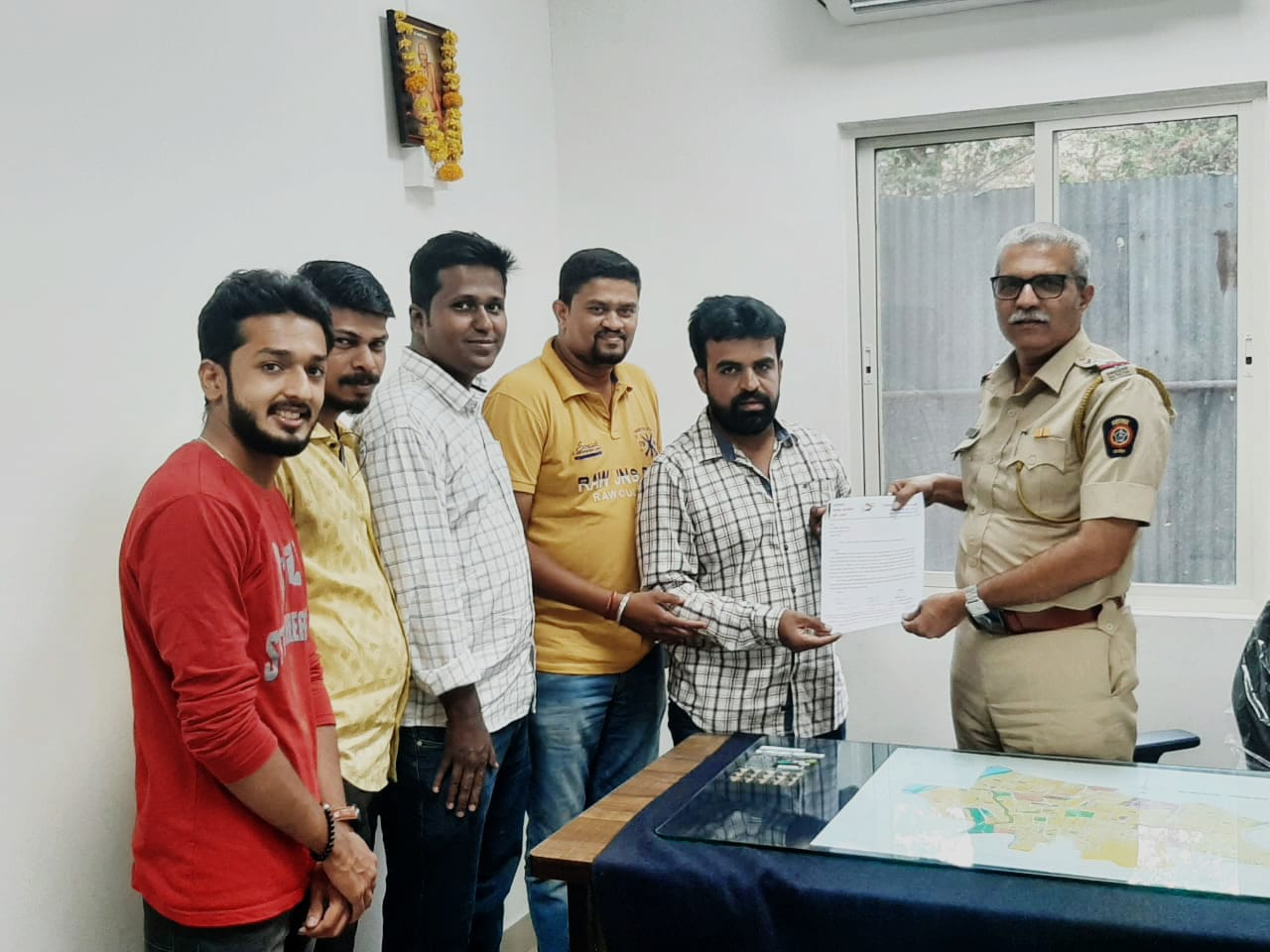 कोथरूडमधील वाहतुक कोंडी विरोधात युवक राष्ट्रवादी चे पोलिसांकडे निवेदन