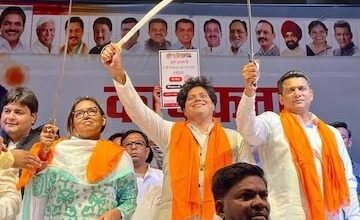 तलवारबाजी केल्याने शिक्षणमंत्री वर्षा गायकवाड, अस्लम शेख यांच्यावर गुन्हा दाखल