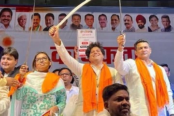 तलवारबाजी केल्याने शिक्षणमंत्री वर्षा गायकवाड, अस्लम शेख यांच्यावर गुन्हा दाखल