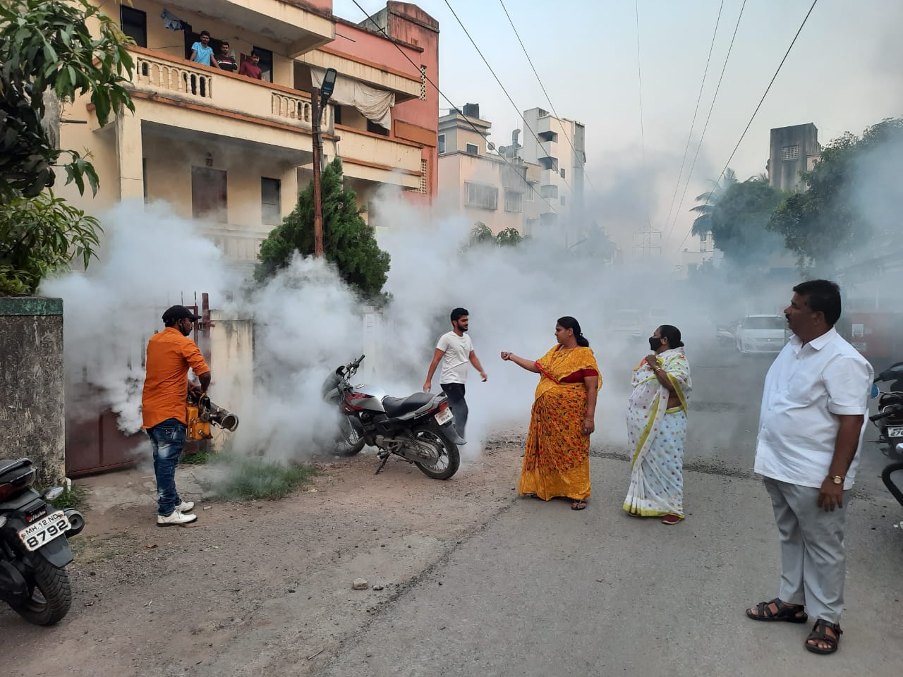 कर्वेनगरमध्ये डासांच्या प्रादुर्भावामुळे नागरिक त्रस्त ; शिवसेना महिला आघाडीची मागणी नंतर उपाययोजना सुरू.. कर्वेनगरमध्ये डासांच्या प्रादुर्भावामुळे नागरिक त्रस्त ; शिवसेना महिला आघाडीची मागणी नंतर उपाययोजना सुरू..