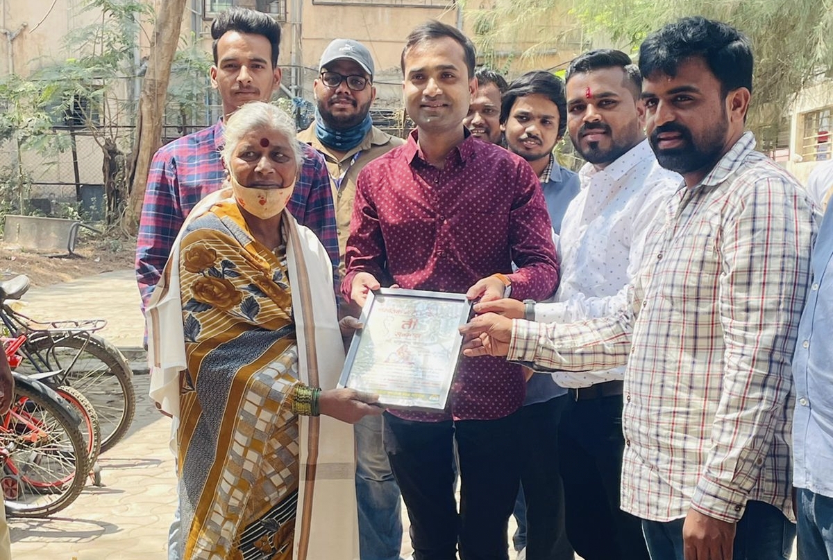 महिला सफाई कर्मचाऱ्यांचा राष्ट्रवादी युवक काँग्रेसकडून सत्कार