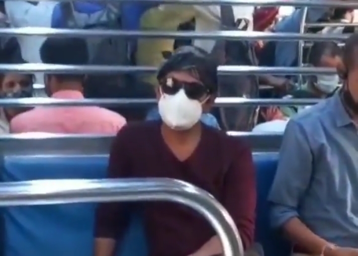 नवाजुद्दीनने केला लोकलने प्रवास; चाहते झाले खूश म्हणाले…