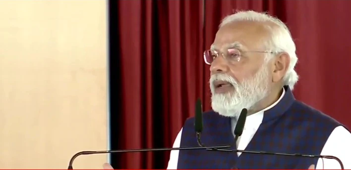 आधी भूमिपूजन व्हायचं मात्र उद्घाटन कधी होणार हे माहिती पडायचं नाही; मोदींचा टोला आधी भूमिपूजन व्हायचं मात्र उद्घाटन कधी होणार हे माहिती पडायचं नाही; मोदींचा टोला
