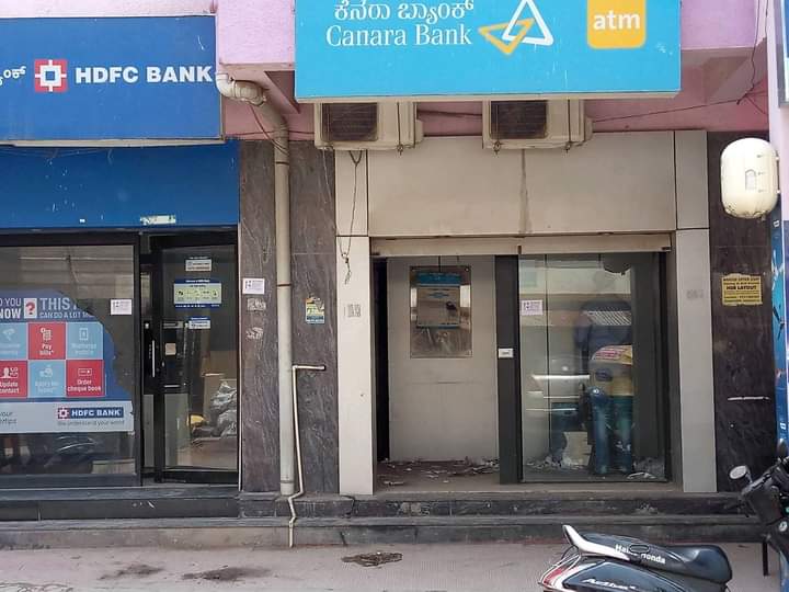 जिलेटिन काड्यांचा स्फोट घडवून कॅनरा बँकेचे एटीएम फोडलं