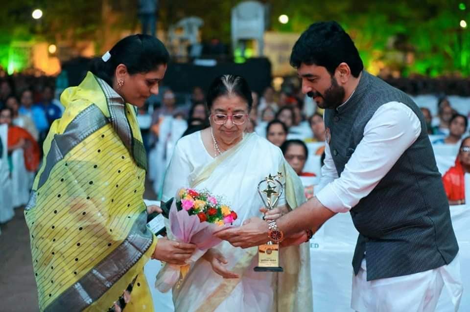 कोथरूड सांस्कृतिक महोत्सवात उषा मंगेशकर यांनी लता मंगेशकर यांच्या आठवणींना दिला उजाळा कोथरूड सांस्कृतिक महोत्सवात उषा मंगेशकर यांनी लता मंगेशकर यांच्या आठवणींना दिला उजाळा