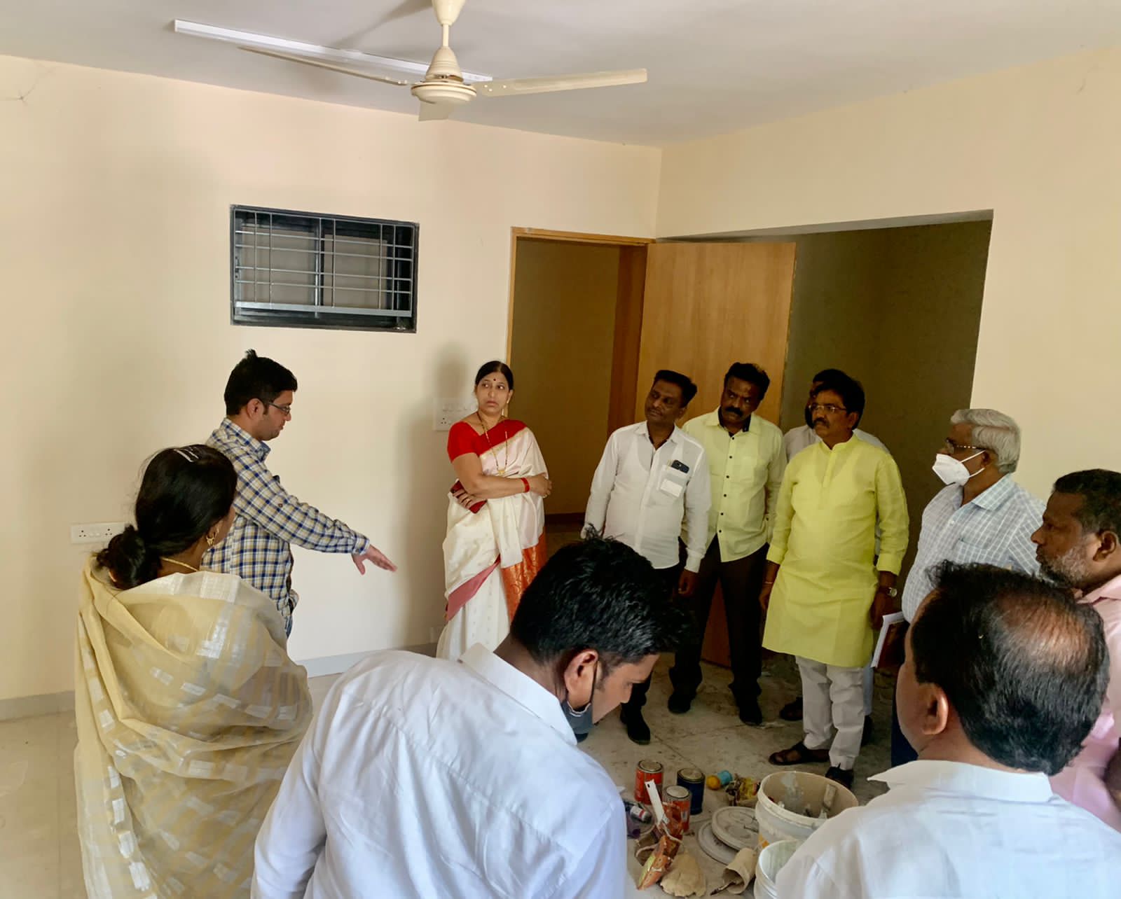 सावित्रीबाई फुले विद्यापीठात मुक्ता साळवे यांच्या नावाने होणाऱ्या वसतिगृहाची मातंग समाजाच्या शिष्टमंडळाने केली पाहणी.. Img 20220405 wa0200