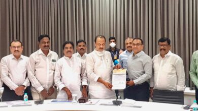 लहुजी वस्ताद साळवे स्मारकाच्या भूसंपादनासाठी ८७. ११ कोटी रुपयांचा धनादेश महापालिका आयुक्तांकडे सुपूर्द..