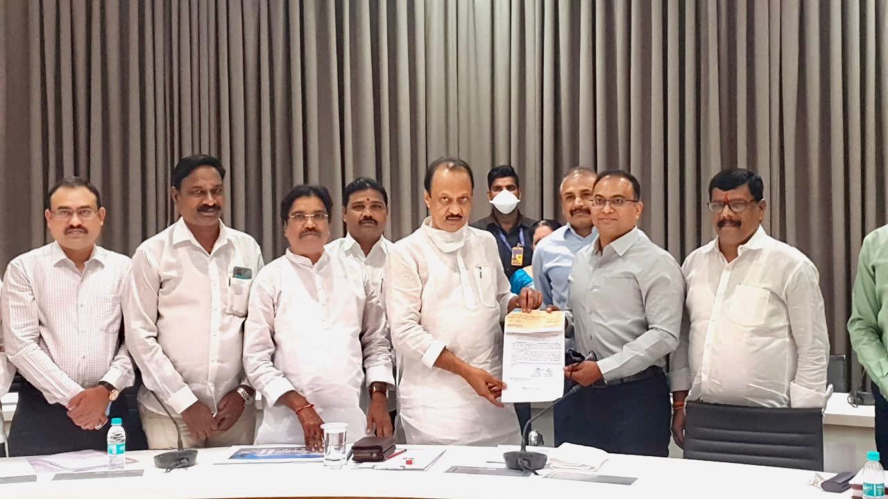 लहुजी वस्ताद साळवे स्मारकाच्या भूसंपादनासाठी ८७. ११ कोटी रुपयांचा धनादेश महापालिका आयुक्तांकडे सुपूर्द..