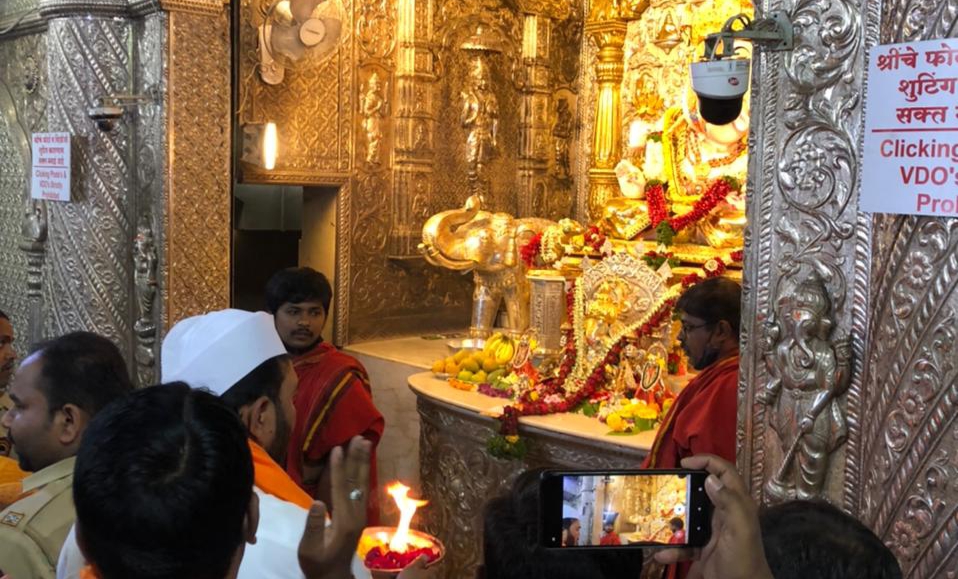 कोरोना संकट संपल्याने राष्ट्रवादी युवक कॉंग्रेस पुणे शहराच्या वतीने दगडूशेठ गणपतीची महाआरती..