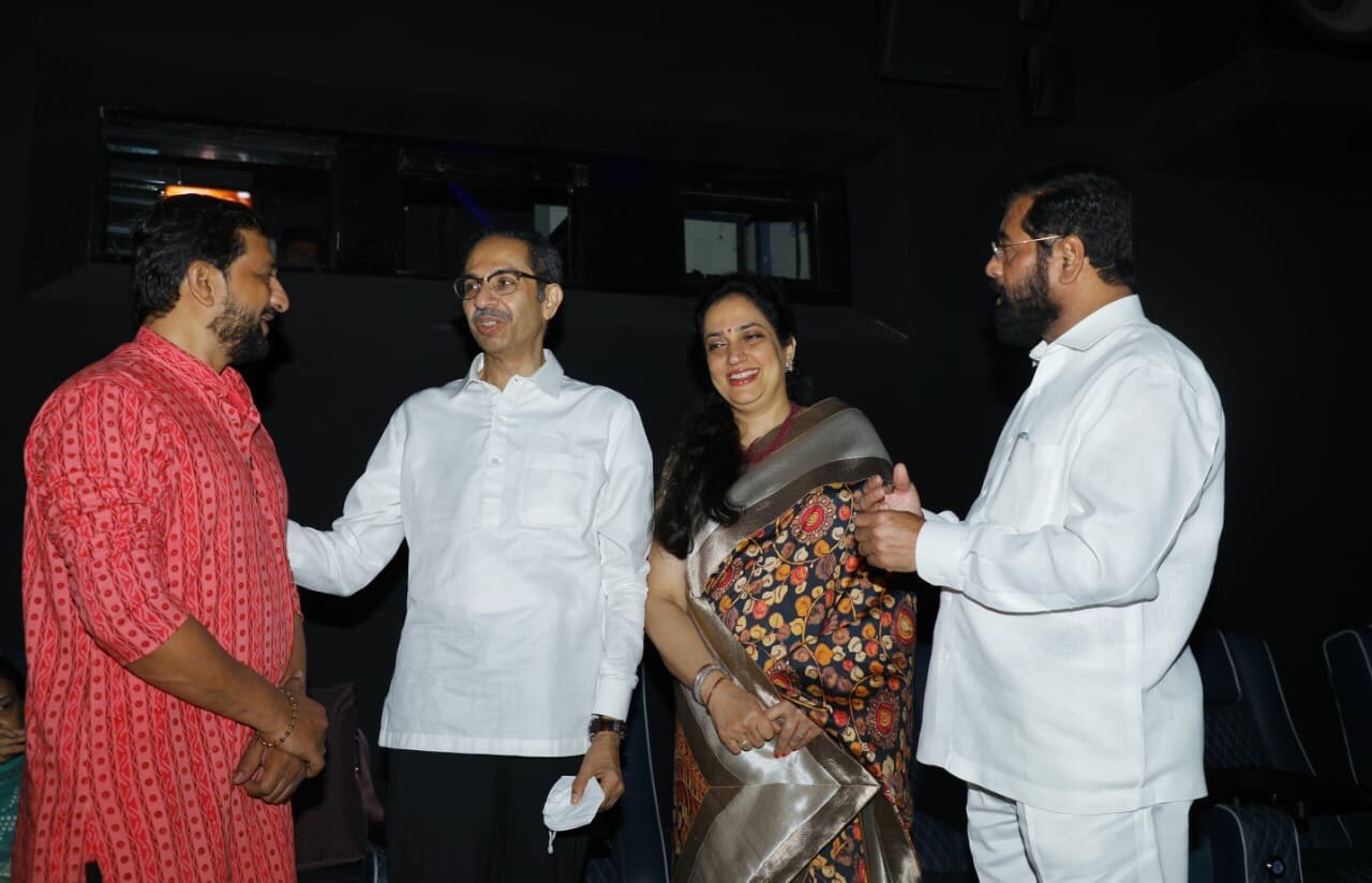 ‘धर्मवीर’ चित्रपट अर्धवट सोडून अचानकच मुख्यमंत्री उद्धव ठाकरे बाहेर पडले