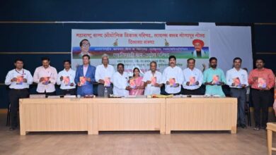 राजेंद्र वाघ यांच्या श्रमिकांचं गोंदण या कविता संग्रहाचे प्रकाशन..