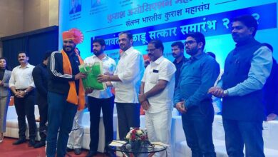 खेळाडू बाळकृष्ण निढाळकर यांचा क्रीडा मंत्री सुनील केदार यांच्या हस्ते सन्मान..