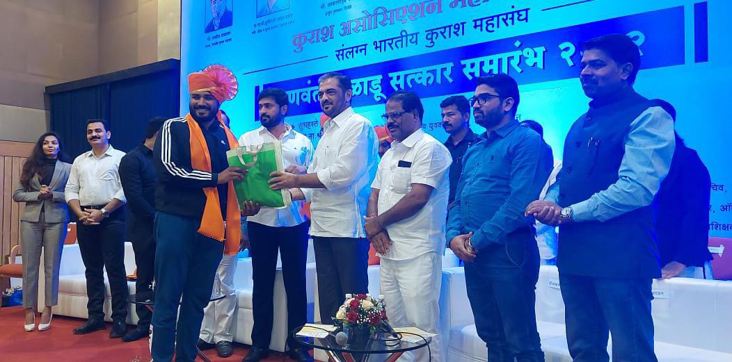 खेळाडू बाळकृष्ण निढाळकर यांचा क्रीडा मंत्री सुनील केदार यांच्या हस्ते सन्मान..