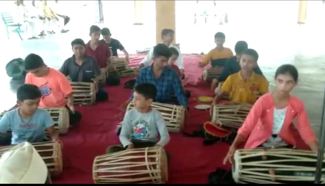 श्री सद्गुरु संस्कार निवासी शिबीरात वारकरी पाऊले व खेळात मुले झाली दंग.. श्री सद्गुरु संस्कार निवासी शिबीरात वारकरी पाऊले व खेळात मुले झाली दंग..
