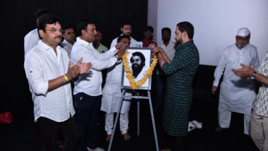 नव्या पिढीने धर्मवीर आनंद दिघे चित्रपट पाहून, खरा राजकारणी कसा असावा याचा अभ्यास करावा : प्रसाद ओक