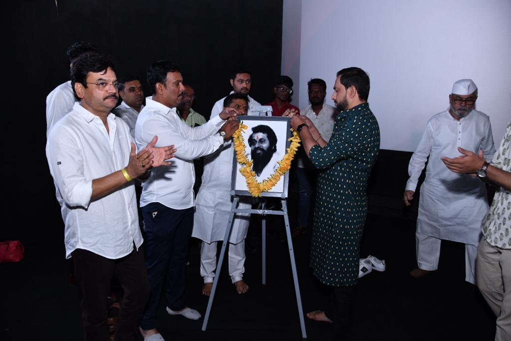 नव्या पिढीने धर्मवीर आनंद दिघे चित्रपट पाहून, खरा राजकारणी कसा असावा याचा अभ्यास करावा : प्रसाद ओक