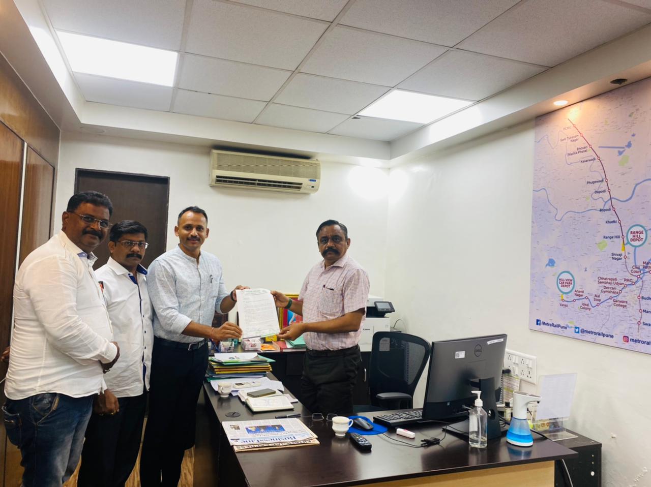 विद्यार्थी व जेष्ठ नागरिकांना महामेट्रोने विशेष सवलत योजनेत  मासिक पास उपलब्ध करून द्यावेत.