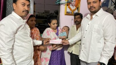 अमोल बालवडकर यांनी सामाजिक बांधिलकी जपत वृत्तपत्र विकेत्याच्या कुटुंबीयांना केली एक लाखाची आर्थिक मदत