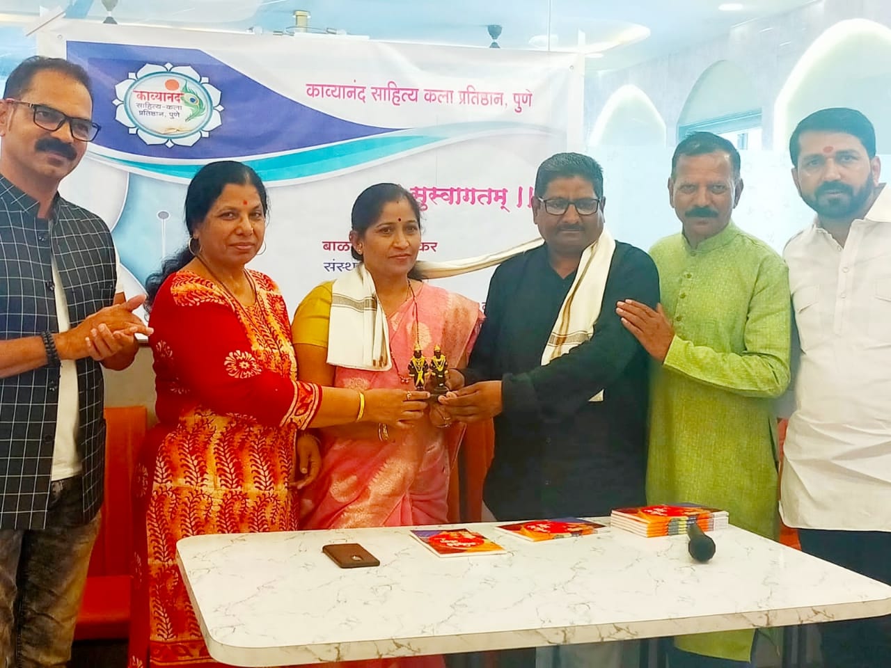 कामगार भूषण पुरस्कार मिळाल्याबद्दल राजेंद्र वाघ यांचा  सन्मान.