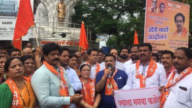 बंडखोर आमदारांविरोधात कोथरूडमध्ये शिवसेनेची उग्र निदर्शने ; फोटोंना मारले जोडे