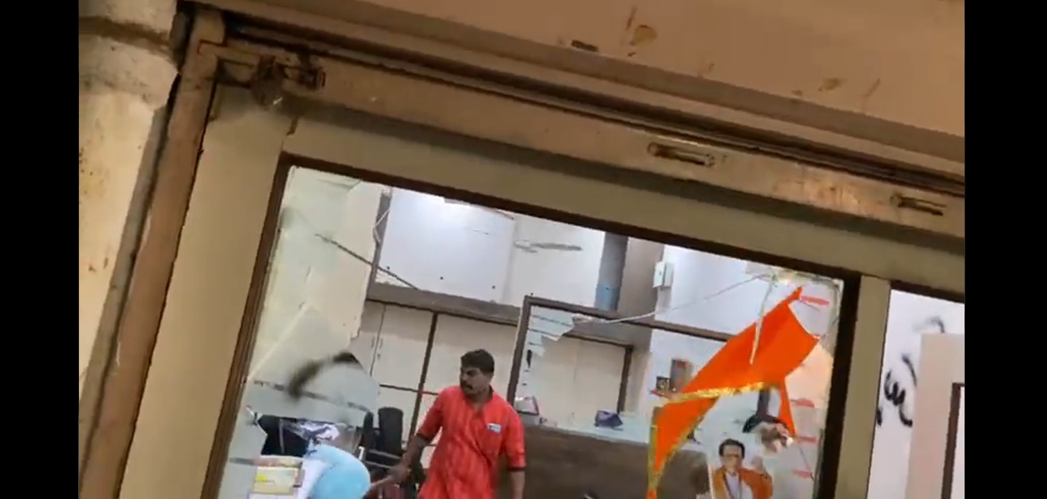 आमदार तानाजी सावंत यांच्या कार्यालयाची शिवसेनेकडून तोडफोड आमदार तानाजी सावंत यांच्या कार्यालयाची शिवसेनेकडून तोडफोड