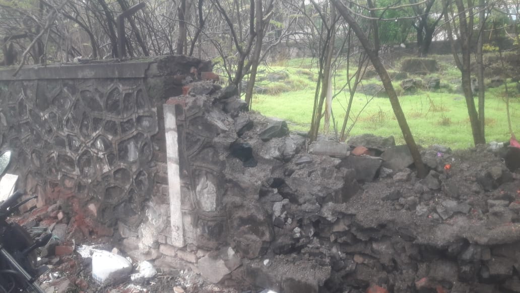 कर्वेनगरमध्ये सीमा भिंत कोसळून वाहनांचे मोठे नुकसान Img 20220711 wa0107