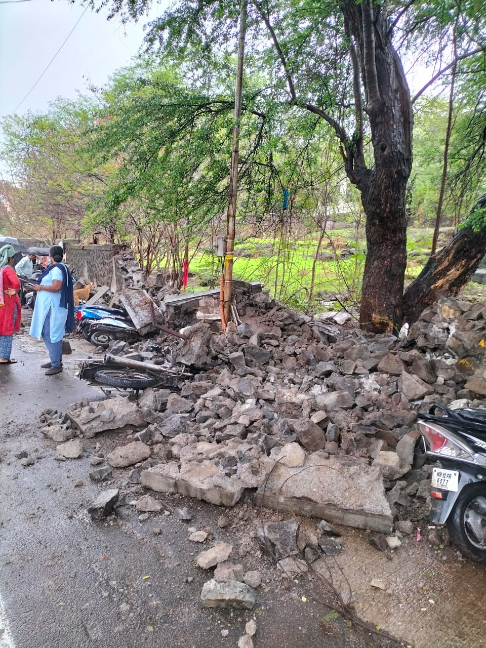 कर्वेनगरमध्ये सीमा भिंत कोसळून वाहनांचे मोठे नुकसान Img 20220711 wa0109