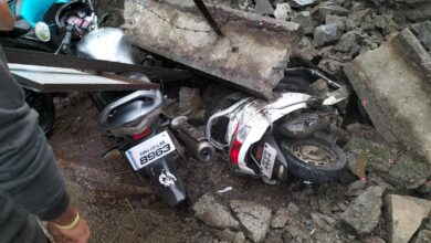 कर्वेनगरमध्ये सीमा भिंत कोसळून वाहनांचे मोठे नुकसान