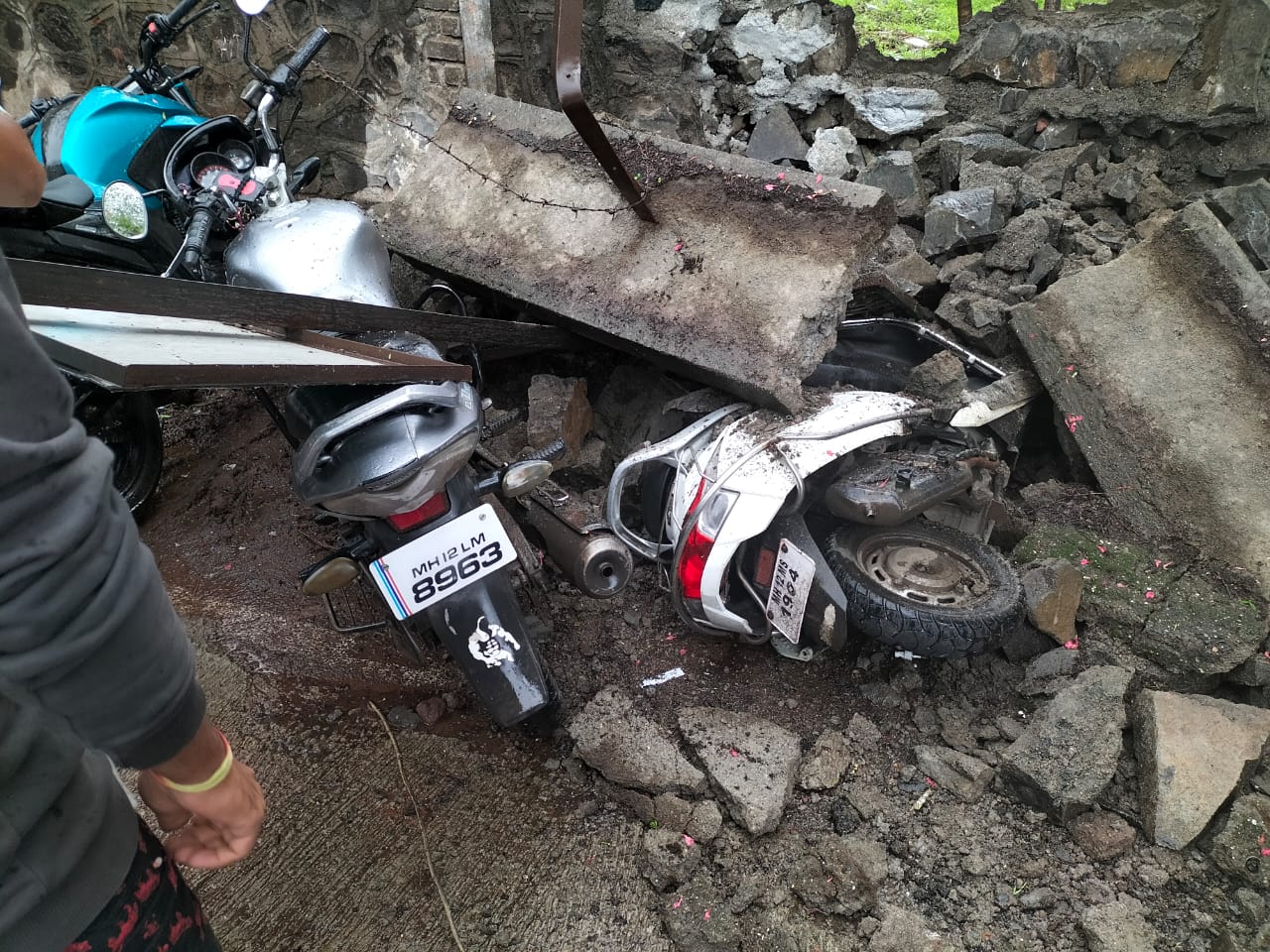 कर्वेनगरमध्ये सीमा भिंत कोसळून वाहनांचे मोठे नुकसान कर्वेनगरमध्ये सीमा भिंत कोसळून वाहनांचे मोठे नुकसान