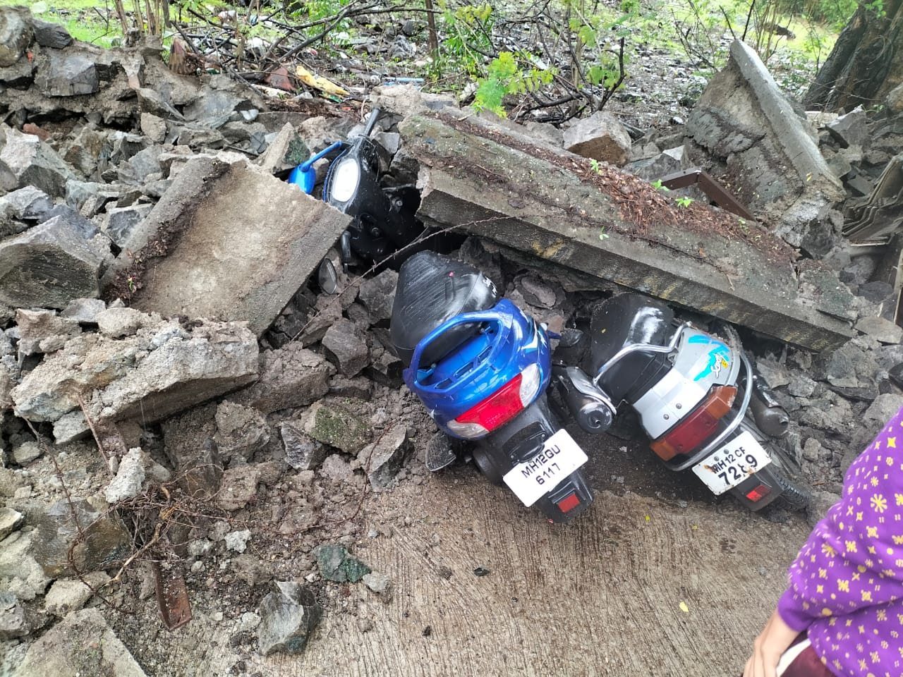 कर्वेनगरमध्ये सीमा भिंत कोसळून वाहनांचे मोठे नुकसान Img 20220711 wa0112 1