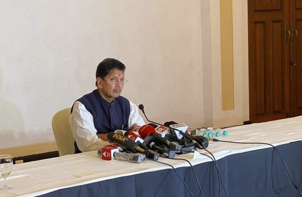 उध्दव ठाकरेंचा फडणवीसांना फोन ? अनिल परब यांचा फोन चेक करा- केसरकर उध्दव ठाकरेंचा फडणवीसांना फोन? अनिल परब यांचा फोन चेक करा- केसरकर