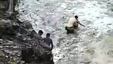 ओढ्यात वाहून जाणाऱ्या तरुणाचे पोलिसांनी जीवाची पर्वा न करता वाचवले प्राण