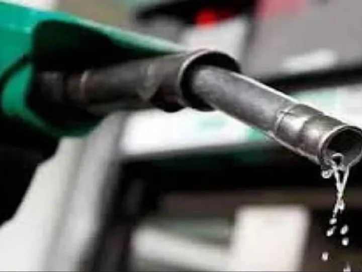 Petrol Price : पेट्रोल 5 आणि डिझेल 3 रुपयांनी स्वस्त Petrol price : पेट्रोल 5 आणि डिझेल 3 रुपयांनी स्वस्त