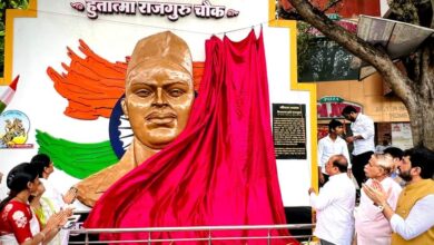 कर्वे रस्त्यावरील हुतात्मा राजगुरू यांच्या अर्धाकृती शिल्पाचे लोकार्पण