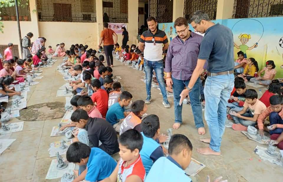 कोथरूड मध्ये गणेश मुर्त्या बनवण्यात मुले दंग