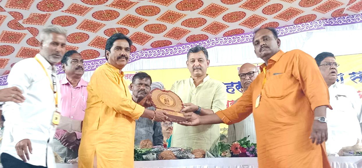वीर फकिरा पुरस्कार विजय डाकले यांना प्रदान.. वीर फकिरा पुरस्कार विजय डाकले यांना प्रदान..